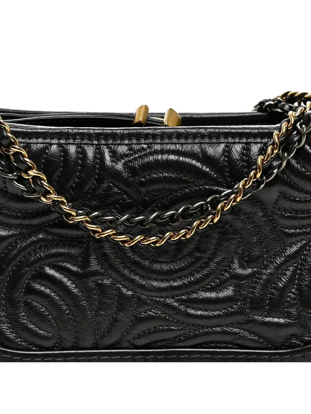 CHANEL indulge timeless